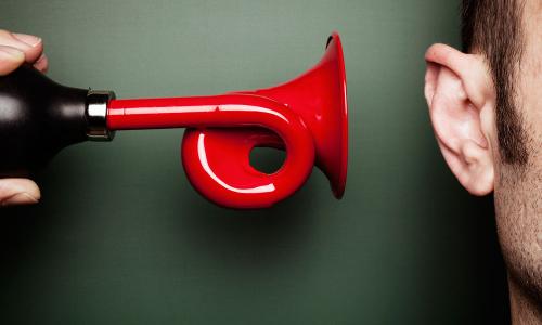 Шум в ушах: откуда он берется и предвестником чего может быть